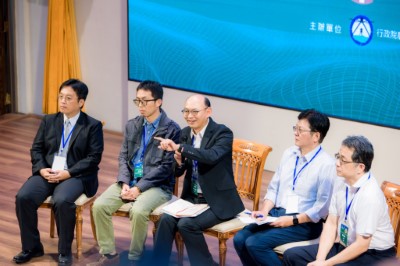 森林企劃組黃群修組長(右一)主持綜合座談